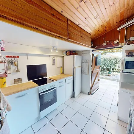 Maison Lumineuse Et Familiale A Avec Piscine Et Parking - Fr-1-785-34 *
