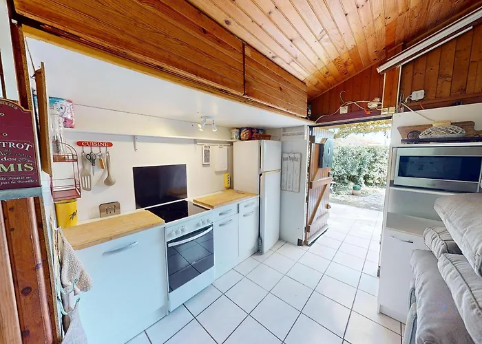 Maison Lumineuse Et Familiale A Avec Piscine Et Parking - Fr-1-785-34 *